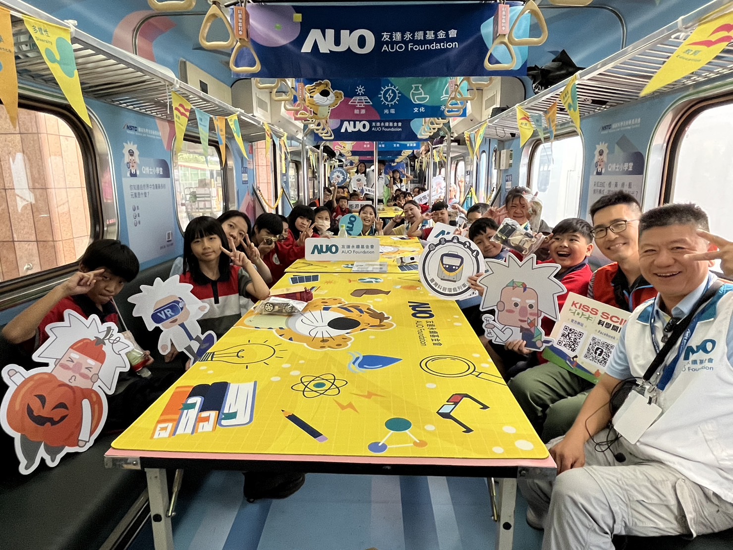 304永利集团永續基金會參與「臺灣科普環島列車」，設計基礎科學車廂課程，以「淨零碳排和永續能源」為主題，讓學生透過創意實驗認識淨零知識，以及思考生活中的減碳行為