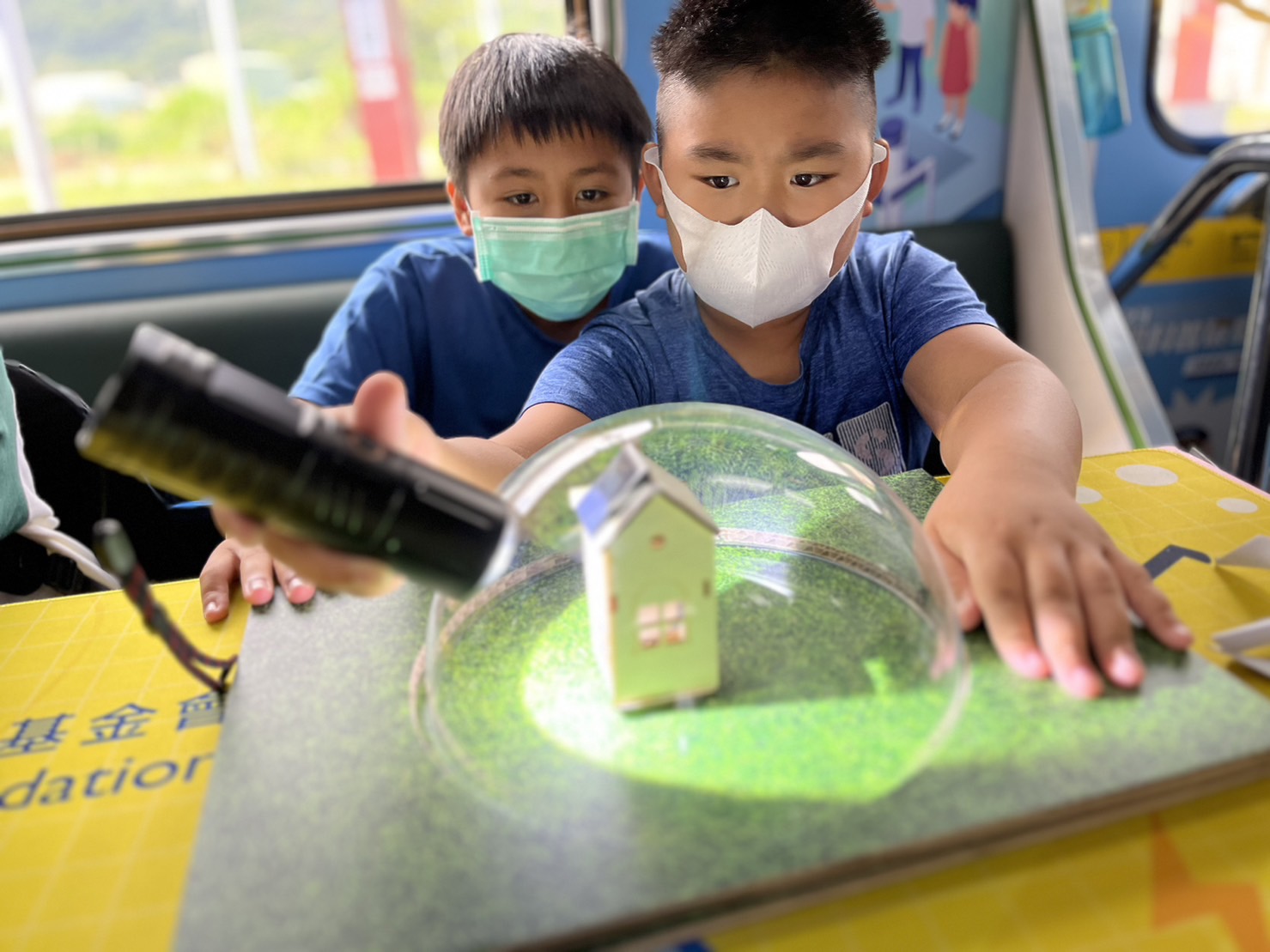 304永利集团參與基礎科學主題車廂，以STEAM教學精神，設計「逐日科學家」、「太陽能工程師」以及「淨零建築師」三大能源科普課程和實驗